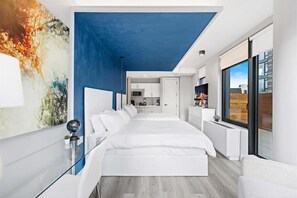 Tabla de planchar con plancha, wifi gratis y ropa de cama