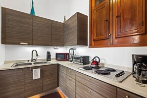 Réfrigérateur, micro-ondes, plaque de cuisson, cafetière/bouilloire
