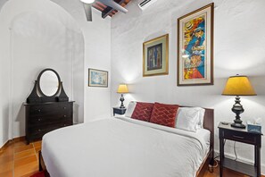 2 habitaciones, escritorio, tabla de planchar con plancha y wifi gratis 