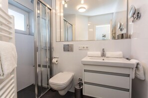 Shower, hair dryer, towels - House Norderstrasse 61, Whg. 1 - House Norderstrasse (Sylt)