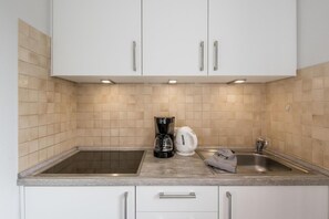 Kühlschrank, Mikrowelle, Herdplatte, Geschirrspüler