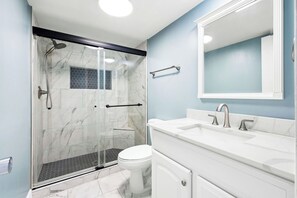 Combined shower/bathtub, hair dryer, towels, shampoo - Quiet Tide is a 4bd 3 bath condo located in South Forest Beach  (Hilton Head Island)