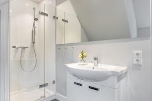 Dusche, Haartrockner, Handtücher