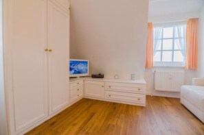 Unclassified image, 5 of 17, button