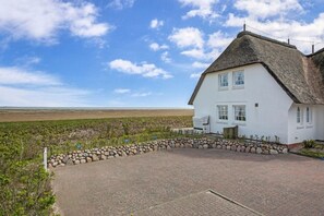 Unclassified image, 3 of 17, button