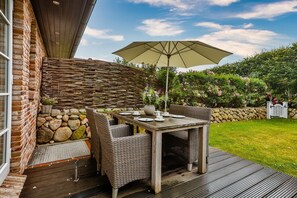 Outdoor dining - Modern. Garten. Entspannung. - Hues Frieda - Objekt-id: Htt/02 - Haus Alte Dorfstraße (Sylt)