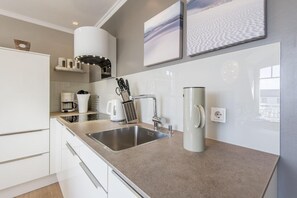 Fridge, microwave, oven, stovetop - Exquisite. Bright. Coherent. - House Doktor-Ross-Straße (Sylt)