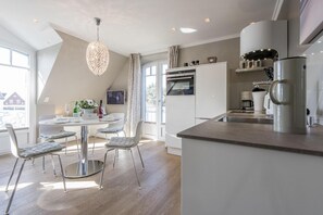Fridge, microwave, oven, stovetop - Haus Doktor-Ross-Straße 31, Whg. 8 White Sands - Haus Doktor-Ross-Straße (Sylt)