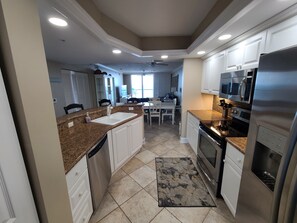 冰箱、微波炉、烤箱、炉灶