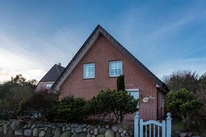 Exterior - Haus Seerose, Whg. 1 - Meeresrauschen. Stylish. Kreativ. - Haus Seerose, Whg. 1 - Objekt-id: Srw/01 (Sylt)