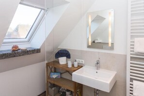 Hair dryer, towels - Haus Seerose, Whg. 1 - Meeresrauschen. Stylish. Kreativ. - Haus Seerose, Whg. 1 - Objekt-id: Srw/01 (Sylt)