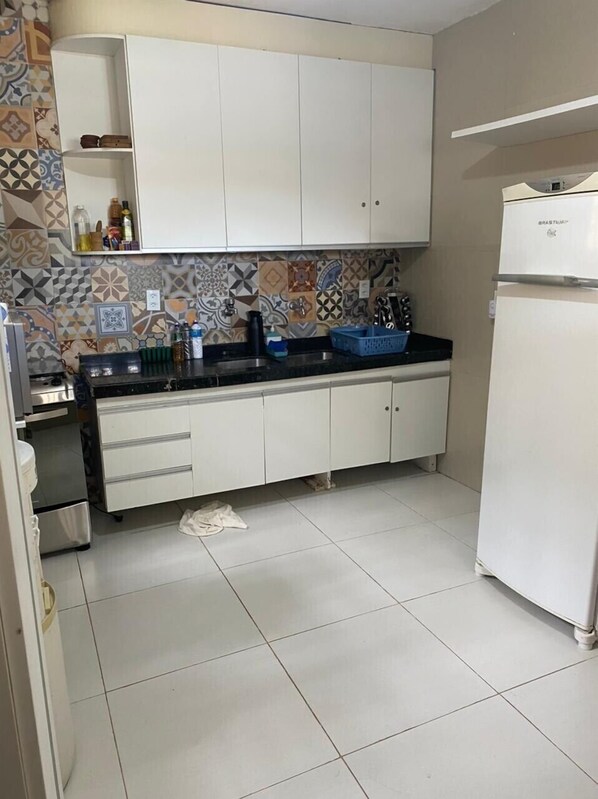 Geladeira, micro-ondas, cooktop, liquidificador