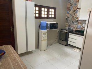 Geladeira, micro-ondas, cooktop, liquidificador