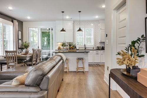 Cozy Downtown Retreat! Patio + Fire Pit + Garden 