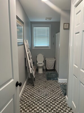 Combined shower/tub, hair dryer, towels, soap - Your perfect getaway (Middletown)