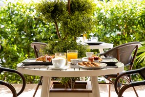 Daily full breakfast for a fee