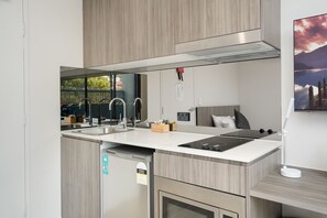 Studio, Non Smoking, Kitchenette | Private kitchen | Mini-fridge, microwave, stovetop, electric kettle - Coogee Studio Apartments (Coogee)
