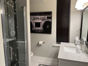 Douche, sèche-cheveux, serviettes fournies, savon