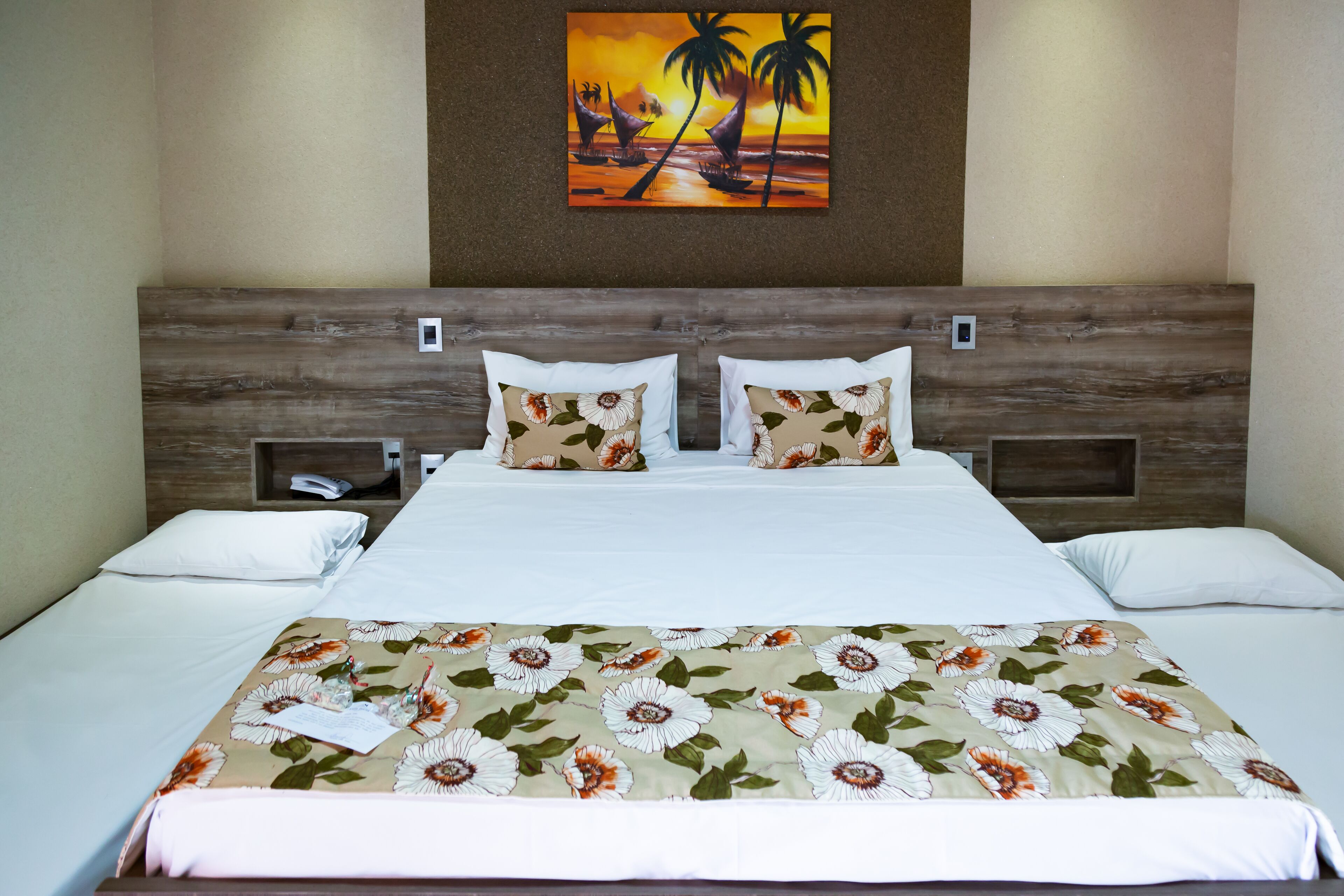 Quarto quádruplo luxo, vista para a piscina | Frigobar, cofres nos quartos, escrivaninha