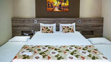 Quarto quádruplo luxo, vista para a piscina | Frigobar, cofres nos quartos, escrivaninha