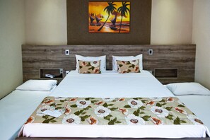 Deluxe-Vierbettzimmer, Poolblick | Minibar, Zimmersafe, Schreibtisch, laptopgeeigneter Arbeitsplatz