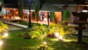 A hotel reception area with a sign for 'Reception' and 'Lazer'. - Hotel Pousada Villa Itália (Olímpia)