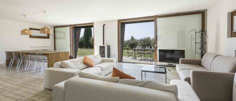Flat-screen TV, stereo