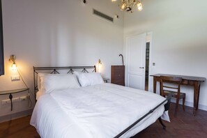 3 habitaciones, escritorio, tabla de planchar con plancha y wifi 