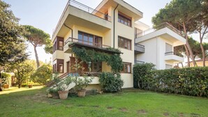 A modern two-story house with a balcony, a garden, and a staircase. - Villa Luia by MMega Villas  (Marina di Pietrasanta)