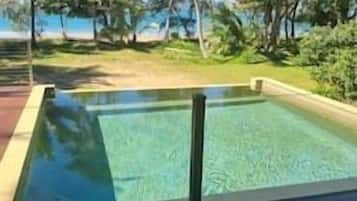 Una piscina a sfioro