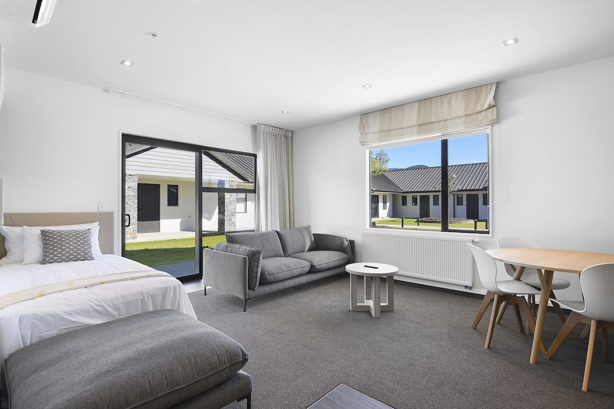 Flat-screen TV, heated floors