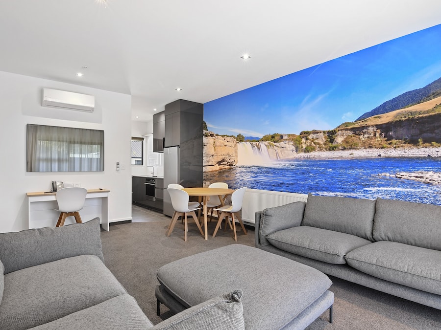 Flat-screen TV, heated floors
