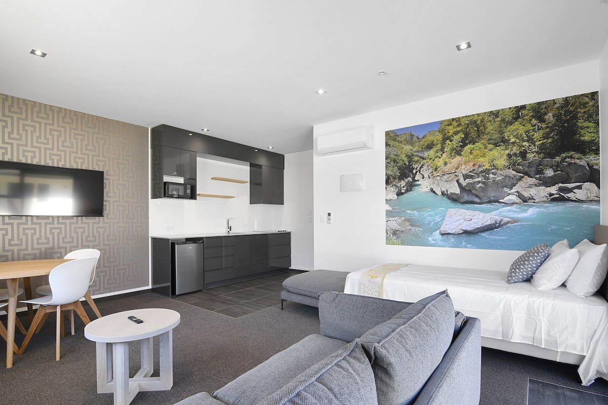 Flat-screen TV, heated floors