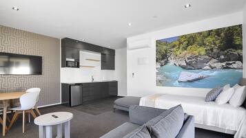 Flat-screen TV, heated floors