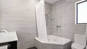 Regendusche, kostenlose Toilettenartikel, Haartrockner, Handtücher