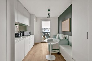 Interior - Luxe Rudolfsheim-Fünfhaus Studio w/ Elevator, near U4, by Blueground (Vienna)