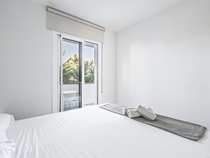 1 dormitori, planxa i posts de planxar, Internet i roba de llit