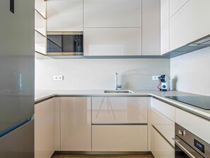 Fridge, microwave, oven, dishwasher - Cozy apartment with pool, parking and wifi. (Sitges)
