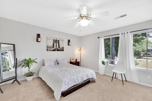 3 slaapkamers, een strijkplank/strijkijzer, gratis wifi, beddengoed