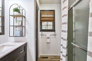 Douche, sèche-cheveux, serviettes fournies