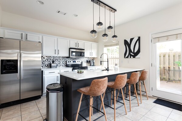 Frigorifero, microonde, forno, piano cottura