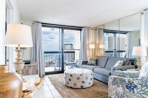 Smart TV - 2-bedroom Condo, just steps away from Destin’s Pristine Beaches (Destin)