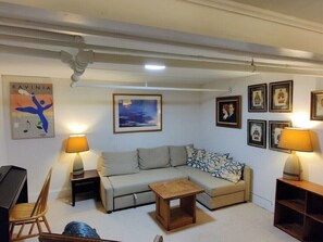 Fernseher, Bücher, Musikbibliothek, Stereoanlage