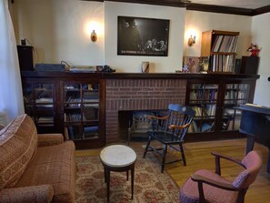 Interior - Scott House in Woodlawn - Entire Building - includes basement space (Chicago)