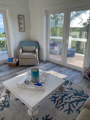 Smart TV, books, stereo