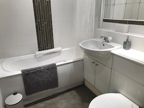 Appartement | Salle de bain | Ensemble baignoire-douche, baignoire profonde, serviettes fournies