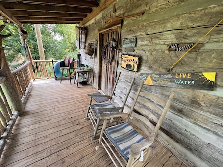 Terrace/patio. Cheerful Riverfront Retreat