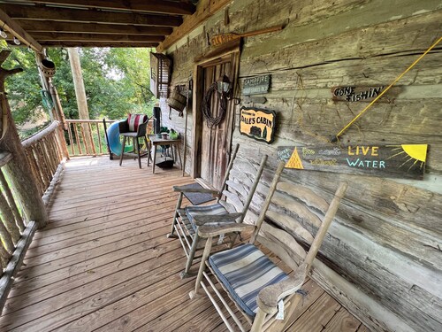 Cheerful Riverfront Retreat