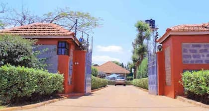 2 Bed Cottage Sleeps 4 - Onsite Parking, Garden