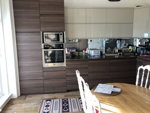 Kühlschrank, Mikrowelle, Ofen, Herdplatte